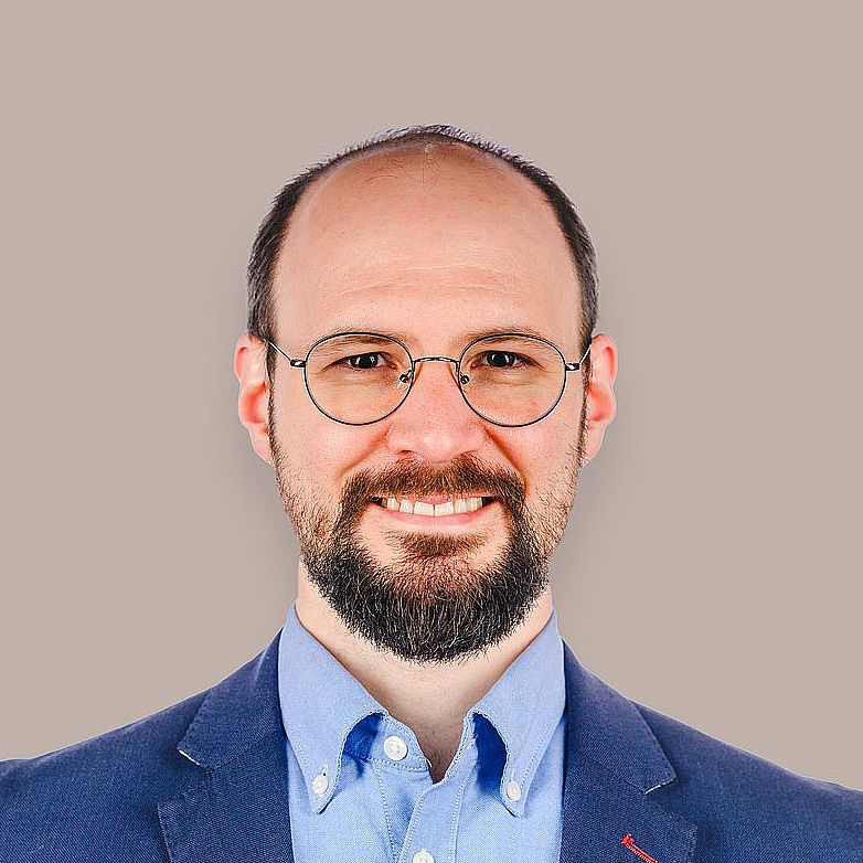 Auf dem Bild ist der Mitarbeiter Veit Siever zu sehen. Er ist für den Bereich Digitalisierung zuständig.